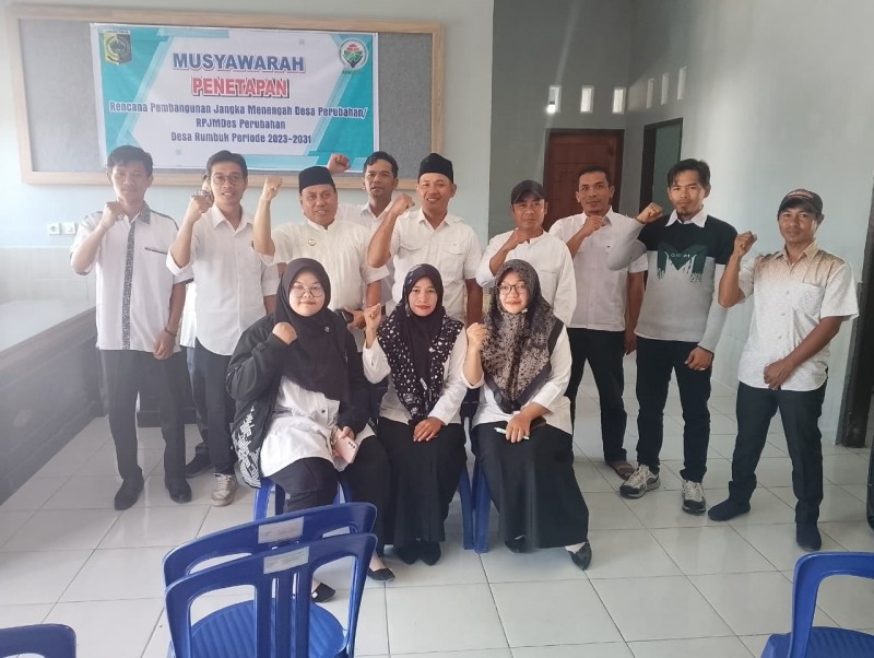 Foto Dedikasi Plt. Camat Sakra, Mastur dalam Melakukan Silaturahmi dan Koordinasi Agenda Aspek Pelayanan Publik Bersama Kades Rumbuk serta Staff pada Rabu